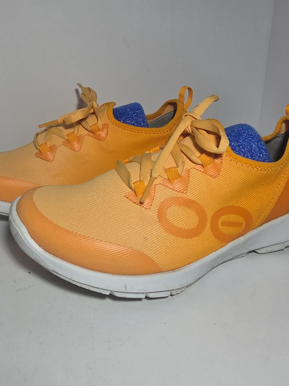 OOFOS Women’s OOmg Sport Low Orange FiberFlex Recovery Shoe Size 8 EU 39